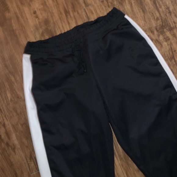 Reebok Womens Black & White shorts - Picture 3 of 8